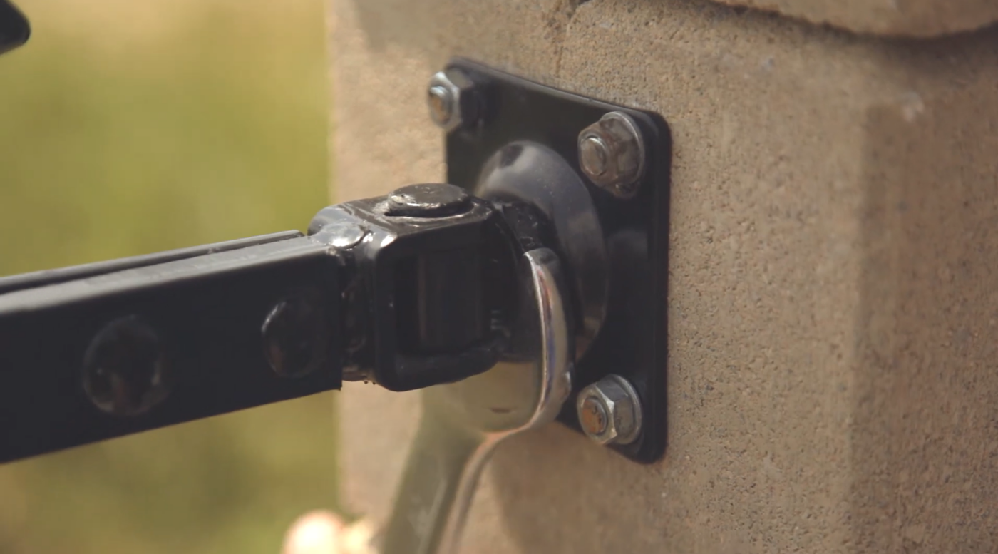 kapu karbantartás fém kerítésnél primora